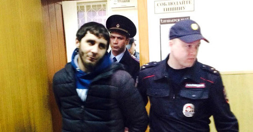 The policeman lead Zaur Dadaev through the corridor of the court. Moscow, April 2015. Photo by Yuliya Buslavskaya for the "Caucasian Knot" The policeman lead Zaur Dadaev through the corridor of the court. Moscow, April 2015. Photo by Yuliya Buslavskaya for the "Caucasian Knot"