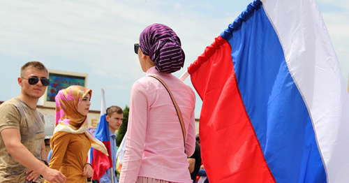 A woman with a Russian flag in her hands. Photo by Magomed Magomedov for the "Caucasian Knot" A woman with a Russian flag in her hands. Photo by Magomed Magomedov for the "Caucasian Knot"