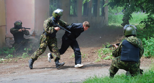 Training exercises to rescue hostages. Photo: http://gorod33.ru/art/23317/prestupniki_obezvrejeny_zalojniki_osvobojdeny/