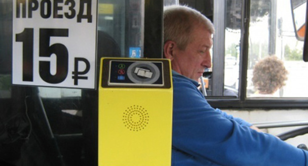 A plate in the bus inidcating the fare of 15 roubles. Photo: http://gorod48.ru/pda/news/339305/