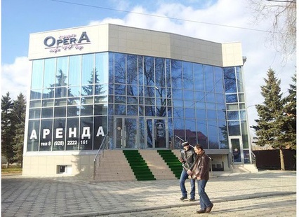 Ерe café "Opera" in the city of Mineralnye Vody of the Stavropol Region. Photo: http://newstracker.ru/news/proisshestviya/zakryto-kafe-v-minvodakh-vozle-kotorogo-v-massovoi-drake-pogib-voennyi-9435/