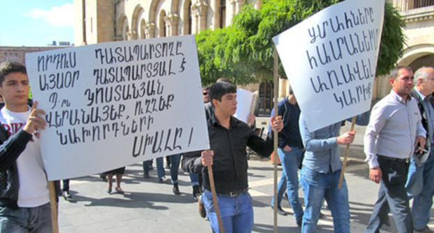 The relatives of the persons sentenced to life imprisonment demand to review their criminal cases. Inscriptions on the posters (to the right): "The judge of my son is now the convict himself", "Mr. Kostanyan (procurator general), fix the mistake of your forerunners". Yerevan, October 15, 2015. Photo by Tigran Petrosyan for the "Caucasian Knot" The relatives of the persons sentenced to life imprisonment demand to review their criminal cases. Inscriptions on the posters (to the right): "The judge of my son is now the convict himself", "Mr. Kostanyan (procurator general), fix the mistake of your forerunners". Yerevan, October 15, 2015. Photo by Tigran Petrosyan for the "Caucasian Knot"