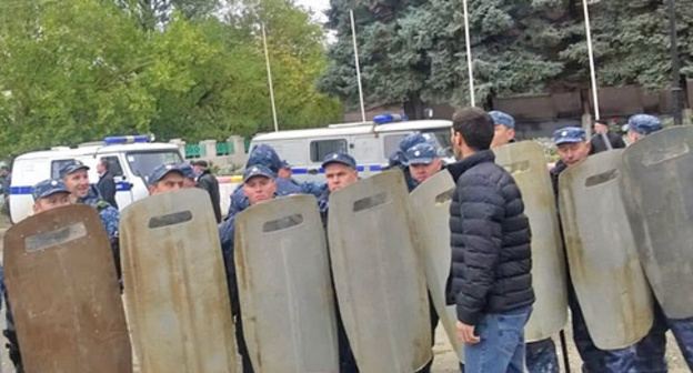 The police in the central city street. Buynaksk, October 16, 2015. Photo by Patimat Makhmudova for the "Caucasian Knot" The police in the central city street. Buynaksk, October 16, 2015. Photo by Patimat Makhmudova for the "Caucasian Knot"