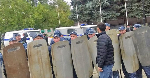 The police in the central city street. Buynaksk, October 16, 2015. Photo by Patimat Makhmudova for the "Caucasian Knot" The police in the central city street. Buynaksk, October 16, 2015. Photo by Patimat Makhmudova for the "Caucasian Knot"