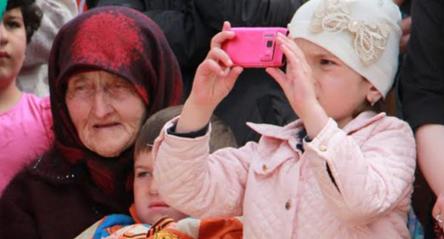 A girl with a camera. Photo by Kheda Omarkhadzhieva http://genderpage.ru/?p=1818" A girl with a camera. Photo by Kheda Omarkhadzhieva http://genderpage.ru/?p=1818"