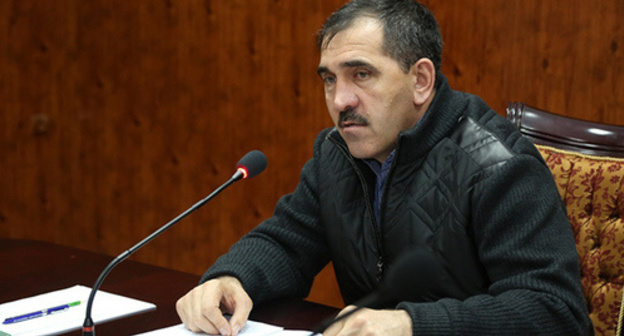 Yunus-Bek Evkurov. Photo: http://www.ingushetia.ru/news/glava_ingushetii_vstretilsya_s_rodstvennikami_uchastnikov_nvf/ Yunus-Bek Evkurov. Photo: http://www.ingushetia.ru/news/glava_ingushetii_vstretilsya_s_rodstvennikami_uchastnikov_nvf/