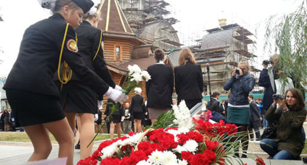 Laying of flowers, Photo: Mumin Shakirov, http://www.svoboda.org/media/photogallery/26565003.html Laying of flowers, Photo: Mumin Shakirov, http://www.svoboda.org/media/photogallery/26565003.html