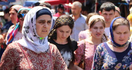 Women at the Berkat market in Grozny. Photo by Magomed Magomedov for the ‘Caucasian Knot’. Women at the Berkat market in Grozny. Photo by Magomed Magomedov for the ‘Caucasian Knot’.