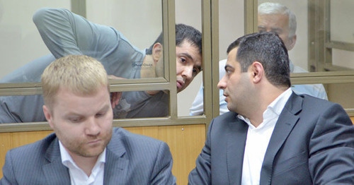 Advocate Gevork Balasyan gives consultation to defendant Yusup Djaparov. Photo by Oleg Pchelov for the ‘Caucasian Knot’. Advocate Gevork Balasyan gives consultation to defendant Yusup Djaparov. Photo by Oleg Pchelov for the ‘Caucasian Knot’.