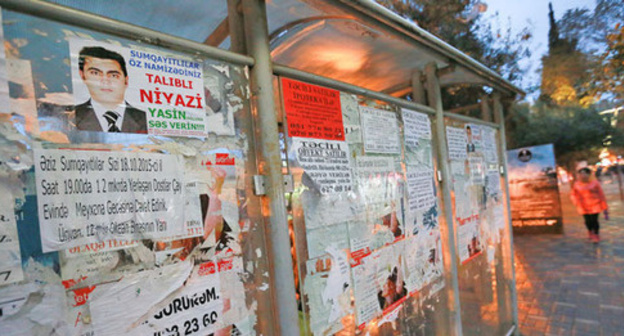 Photos of the candidate to the Azerbaijani parliament at a bus stop in Sumgait. Photo by Aziz Karimov for the ‘Caucasian Knot’. 