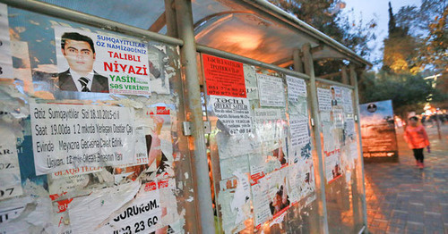 Photos of the candidate to the Azerbaijani parliament at a bus stop in Sumgait. Photo by Aziz Karimov for the ‘Caucasian Knot’. 