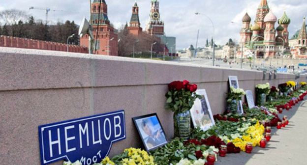 At Boris Nemtsov murder place. Photo: Victor Golovniov (RFE/RL)
