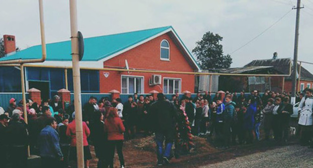 Residents of Grechanaya Balka village pay final tribute to Vadim Kostenko, who perished in Syria, Krasnodar Region, October 28, 2015. Photo: Eugeny Titov.