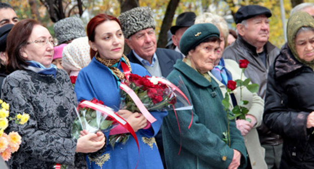 Nalchik residents lay flowers at monument to victims of political repressions, October 30, 2015. Photo by Lyudmila Maratova for the ‘Caucasian Knot’. 