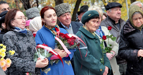 Nalchik residents lay flowers at monument to victims of political repressions, October 30, 2015. Photo by Lyudmila Maratova for the ‘Caucasian Knot’. 