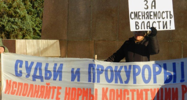 Participant of the picket in defence of the Article 31 of the Russian Constitution in Volgograd, October 31, 2015. Photo by Tatiana Filimonova for the ‘Caucasian Knot’.