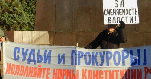Participant of the picket in defence of the Article 31 of the Russian Constitution in Volgograd, October 31, 2015. Photo by Tatiana Filimonova for the ‘Caucasian Knot’. Participant of the picket in defence of the Article 31 of the Russian Constitution in Volgograd, October 31, 2015. Photo by Tatiana Filimonova for the ‘Caucasian Knot’.