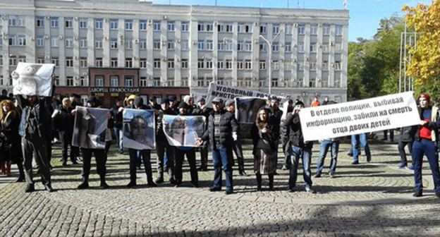 The protesters in front of the Palace of Justice in Vladikavkaz. November 2, 2015. Photo by Emma Marzoeva for the "Caucasian Knot"