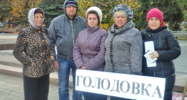 The participants of the hunger strike in front of the government building of KChR. To the right: Tatyana Lagutenko, Boris Polovin, Yelena Polovina, Alla Rusakova, Leyla Arkelova. November 3, 2015. Photo by Asya Kapaeva for the "Caucasian Knot" The participants of the hunger strike in front of the government building of KChR. To the right: Tatyana Lagutenko, Boris Polovin, Yelena Polovina, Alla Rusakova, Leyla Arkelova. November 3, 2015. Photo by Asya Kapaeva for the "Caucasian Knot"