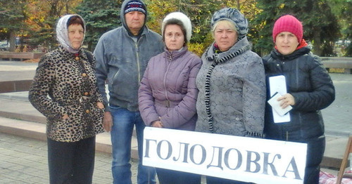 The participants of the hunger strike in front of the government building of KChR. To the right: Tatyana Lagutenko, Boris Polovin, Yelena Polovina, Alla Rusakova, Leyla Arkelova. November 3, 2015. Photo by Asya Kapaeva for the "Caucasian Knot" The participants of the hunger strike in front of the government building of KChR. To the right: Tatyana Lagutenko, Boris Polovin, Yelena Polovina, Alla Rusakova, Leyla Arkelova. November 3, 2015. Photo by Asya Kapaeva for the "Caucasian Knot"