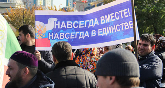 During the National Anthem of the Russian Federation at the rally in Grozny. November 4, 2015. Photo by Magomed Magomedov for the "Caucasian Knot" During the National Anthem of the Russian Federation at the rally in Grozny. November 4, 2015. Photo by Magomed Magomedov for the "Caucasian Knot"