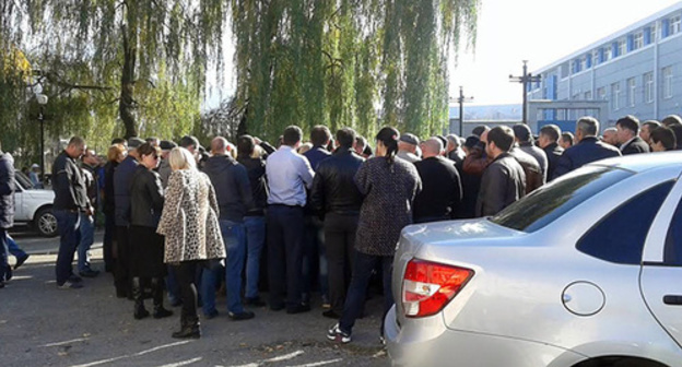Today about 200 relatives and friends of the detained policemen gathered near the Leninsky Court of Vladikavkaz. Photo by Emma Marzoeva Today about 200 relatives and friends of the detained policemen gathered near the Leninsky Court of Vladikavkaz. Photo by Emma Marzoeva