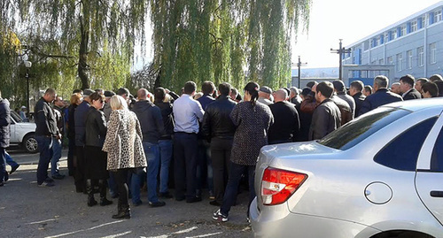 Today about 200 relatives and friends of the detained policemen gathered near the Leninsky Court of Vladikavkaz. Photo by Emma Marzoeva