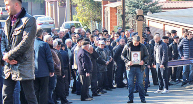 The participant of the funeral procession with Vladimir Tskaev's portrait. Photo by Emma Marzoeva for the "Caucasian Knot" The participant of the funeral procession with Vladimir Tskaev's portrait. Photo by Emma Marzoeva for the "Caucasian Knot"