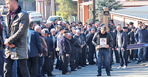 The participant of the funeral procession with Vladimir Tskaev's portrait. Photo by Emma Marzoeva for the "Caucasian Knot" The participant of the funeral procession with Vladimir Tskaev's portrait. Photo by Emma Marzoeva for the "Caucasian Knot"