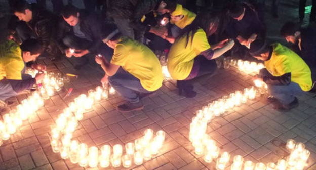 Participants of the memorial action lit 224 candles, as equal to the number of the victims to the plane crash. November 3, 2015. Photo by Patimat Makhmudova for the "Caucasian Knot" Participants of the memorial action lit 224 candles, as equal to the number of the victims to the plane crash. November 3, 2015. Photo by Patimat Makhmudova for the "Caucasian Knot"