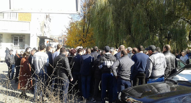 Relatives and friends of the detainees near the Leninsky District Court in Vladikavkaz. November 5, 2015. Photo by Emma Marzoeva Relatives and friends of the detainees near the Leninsky District Court in Vladikavkaz. November 5, 2015. Photo by Emma Marzoeva