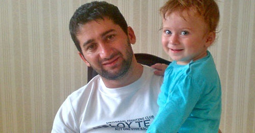 Akhmed Buzurtanov with his daughter. Photo by Vakha Belkharoev for the "Caucasian Knot" Akhmed Buzurtanov with his daughter. Photo by Vakha Belkharoev for the "Caucasian Knot"