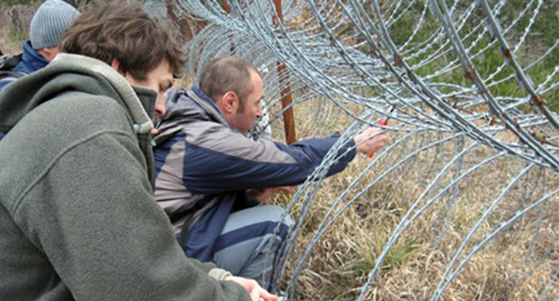 Suren Gazaryan (in the centre) trying to get to the "summer cottage" of Alexander Tkachov, 2012. Photo: http://fedpress.ru/news/polit_vlast/news_polit/prezident-medvedev-poobeshchal-razobratsya-s-gazaryanom Suren Gazaryan (in the centre) trying to get to the "summer cottage" of Alexander Tkachov, 2012. Photo: http://fedpress.ru/news/polit_vlast/news_polit/prezident-medvedev-poobeshchal-razobratsya-s-gazaryanom