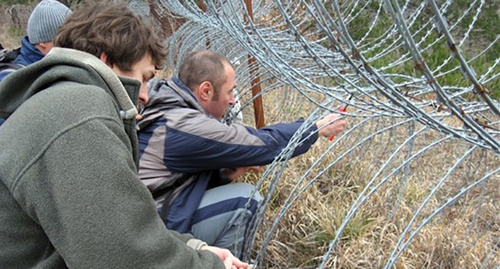 Suren Gazaryan (in the centre) trying to get to the "summer cottage" of Alexander Tkachov, 2012. Photo: http://fedpress.ru/news/polit_vlast/news_polit/prezident-medvedev-poobeshchal-razobratsya-s-gazaryanom Suren Gazaryan (in the centre) trying to get to the "summer cottage" of Alexander Tkachov, 2012. Photo: http://fedpress.ru/news/polit_vlast/news_polit/prezident-medvedev-poobeshchal-razobratsya-s-gazaryanom
