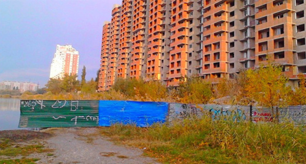 Fence illegally installed on the shore of the Karasun Lake in Krasnodar. Photo: "Ecological Watch for Northern Caucasus", http://www.ewnc.org/node/19972 Fence illegally installed on the shore of the Karasun Lake in Krasnodar. Photo: "Ecological Watch for Northern Caucasus", http://www.ewnc.org/node/19972