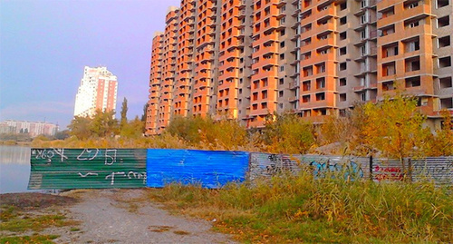 Fence illegally installed on the shore of the Karasun Lake in Krasnodar. Photo: "Ecological Watch for Northern Caucasus", http://www.ewnc.org/node/19972 Fence illegally installed on the shore of the Karasun Lake in Krasnodar. Photo: "Ecological Watch for Northern Caucasus", http://www.ewnc.org/node/19972