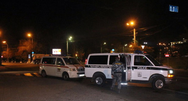 Police and Ministry for Emergencies cars at the site of incident. Photo: http://newsarmenia.am/news/armenia/muzhchina-pytalsya-szhech-sebya-v-tsentre-erevana-v-prisutstvii-maloletnikh-detey/ Police and Ministry for Emergencies cars at the site of incident. Photo: http://newsarmenia.am/news/armenia/muzhchina-pytalsya-szhech-sebya-v-tsentre-erevana-v-prisutstvii-maloletnikh-detey/