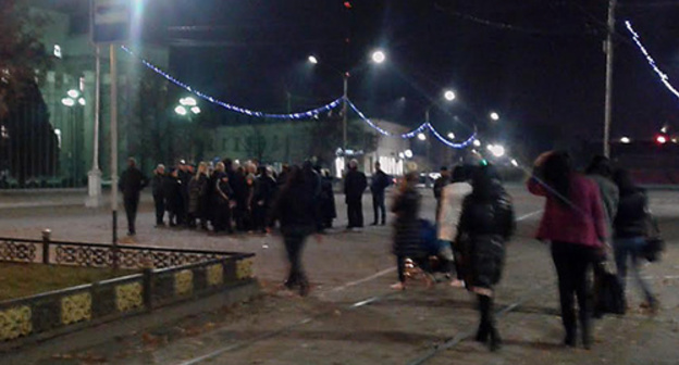 Relatives of the detained policemen gather near the Prosecutor’s Office, November 12, 2015. Photo by Emma Marzoeva for the ‘Caucasian Knot’. Relatives of the detained policemen gather near the Prosecutor’s Office, November 12, 2015. Photo by Emma Marzoeva for the ‘Caucasian Knot’.