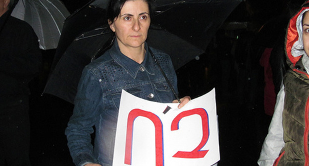 An opponent of constitutional reforms with a poster saying "No". Yerevan, October 30, 2015. Photo by Tigran Petrosyan for the "Caucasian Knot" An opponent of constitutional reforms with a poster saying "No". Yerevan, October 30, 2015. Photo by Tigran Petrosyan for the "Caucasian Knot"