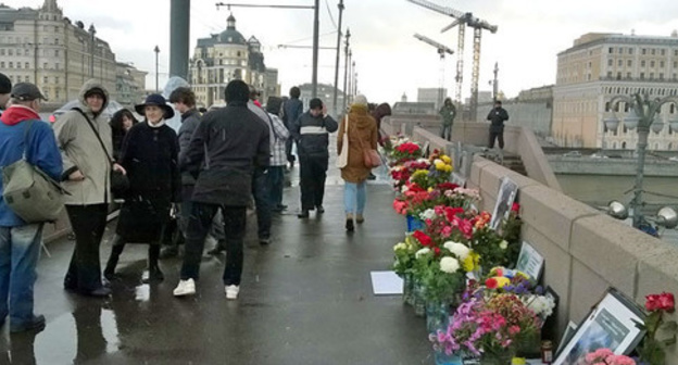 Flowers at the place of Boris Nemtsov's murder. October 9, 2015. Photo by Vyacheslav Feraposhkin for the "Caucasian Knot" Flowers at the place of Boris Nemtsov's murder. October 9, 2015. Photo by Vyacheslav Feraposhkin for the "Caucasian Knot"