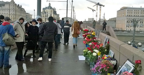 Flowers at the place of Boris Nemtsov's murder. October 9, 2015. Photo by Vyacheslav Feraposhkin for the "Caucasian Knot" Flowers at the place of Boris Nemtsov's murder. October 9, 2015. Photo by Vyacheslav Feraposhkin for the "Caucasian Knot"