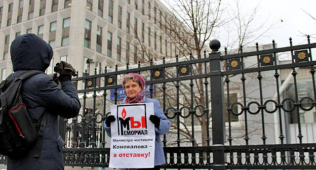 Svetlana Gannushkina in a solo picket in support of HRC "Memorial". Noscow, November 16, 2015. Photo: Andrei Karev http://www.kasparov.ru/material.php?id=5649A6D8BD999 Svetlana Gannushkina in a solo picket in support of HRC "Memorial". Noscow, November 16, 2015. Photo: Andrei Karev http://www.kasparov.ru/material.php?id=5649A6D8BD999