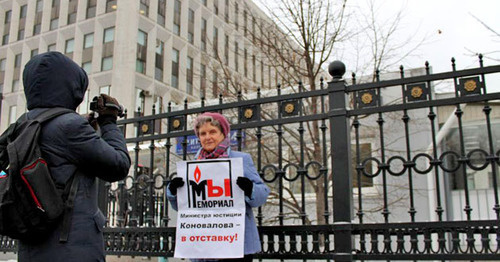 Svetlana Gannushkina in a solo picket in support of HRC "Memorial". Noscow, November 16, 2015. Photo: Andrei Karev http://www.kasparov.ru/material.php?id=5649A6D8BD999 Svetlana Gannushkina in a solo picket in support of HRC "Memorial". Noscow, November 16, 2015. Photo: Andrei Karev http://www.kasparov.ru/material.php?id=5649A6D8BD999
