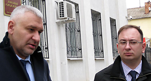 Nadezhda Savchenko's advocates Mark Feygin and Nikolay Polozov (to the right) near the Donetsk City Court, November 16, 2015. Photo by Konstantin Volgin for the "Caucasian Knot" Nadezhda Savchenko's advocates Mark Feygin and Nikolay Polozov (to the right) near the Donetsk City Court, November 16, 2015. Photo by Konstantin Volgin for the "Caucasian Knot"
