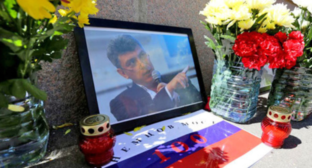 Flowers and Boris Nemtsov's photo at the murder spot on Big Moskvoretsky Bridge. Photo: Ivan Trefilov (RFE/RL) Flowers and Boris Nemtsov's photo at the murder spot on Big Moskvoretsky Bridge. Photo: Ivan Trefilov (RFE/RL)