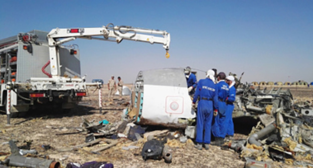 Employees of the Russian Ministry for Emergency Situations work at the site of the A321 plane crash. Photo: http://www.mchs.gov.ru/dop/info/smi/news/item/5236135/ Employees of the Russian Ministry for Emergency Situations work at the site of the A321 plane crash. Photo: http://www.mchs.gov.ru/dop/info/smi/news/item/5236135/