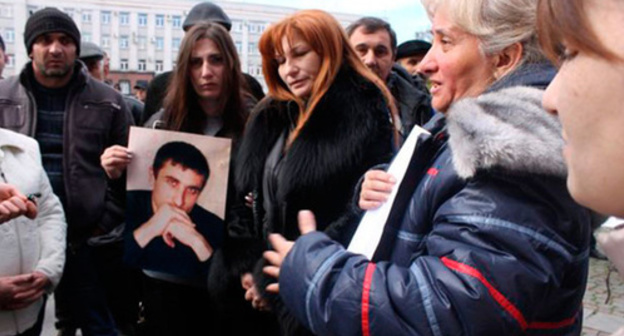 Relatives of Vladimir Tskaev. Photo: http://www.ossetia.ru/news/accidents/sosed_vladimira_tskaeva_priznalsya_chto_eto_on_str.html Relatives of Vladimir Tskaev. Photo: http://www.ossetia.ru/news/accidents/sosed_vladimira_tskaeva_priznalsya_chto_eto_on_str.html