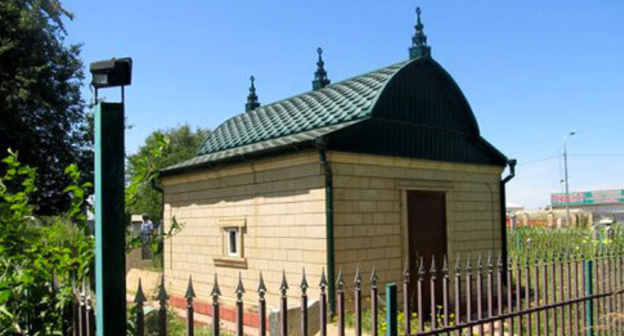 The ziyart (mausoleum) of Yangulbi-Sheikh in the Chechen village of Kurchaloi. Photo: the administration of the Kurchaloi district of the Chechen Republic http://admin-kmr.org/207-yangulbi-hadji-kurchaloy.html The ziyart (mausoleum) of Yangulbi-Sheikh in the Chechen village of Kurchaloi. Photo: the administration of the Kurchaloi district of the Chechen Republic http://admin-kmr.org/207-yangulbi-hadji-kurchaloy.html
