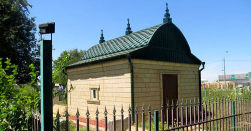 The ziyart (mausoleum) of Yangulbi-Sheikh in the Chechen village of Kurchaloi. Photo: the administration of the Kurchaloi district of the Chechen Republic http://admin-kmr.org/207-yangulbi-hadji-kurchaloy.html The ziyart (mausoleum) of Yangulbi-Sheikh in the Chechen village of Kurchaloi. Photo: the administration of the Kurchaloi district of the Chechen Republic http://admin-kmr.org/207-yangulbi-hadji-kurchaloy.html