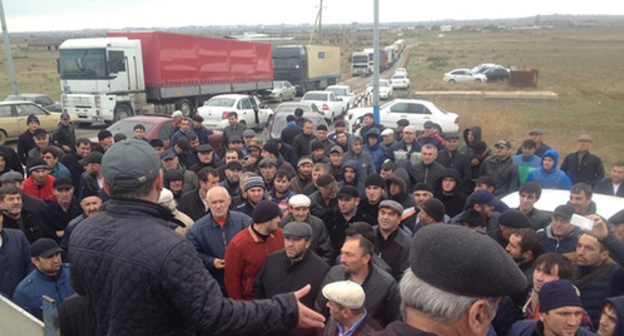 The participants of truckers' protest action. Photo: Ilyas Khadzhi, Bariyat Idrisova, http://chernovik.net/content/lenta-novostey/v-dagestane-dalnoboyshchiki-vystupayut-protiv-vysokih-sborov The participants of truckers' protest action. Photo: Ilyas Khadzhi, Bariyat Idrisova, http://chernovik.net/content/lenta-novostey/v-dagestane-dalnoboyshchiki-vystupayut-protiv-vysokih-sborov